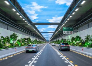 A psicologia viária por trás do gigantesco túnel de 18 quilômetros equipado com nuvens artificiais brilhantes e plantas falsas para manipular o cérebro