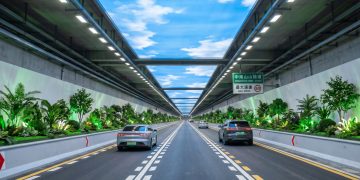 A psicologia viária por trás do gigantesco túnel de 18 quilômetros equipado com nuvens artificiais brilhantes e plantas falsas para manipular o cérebro