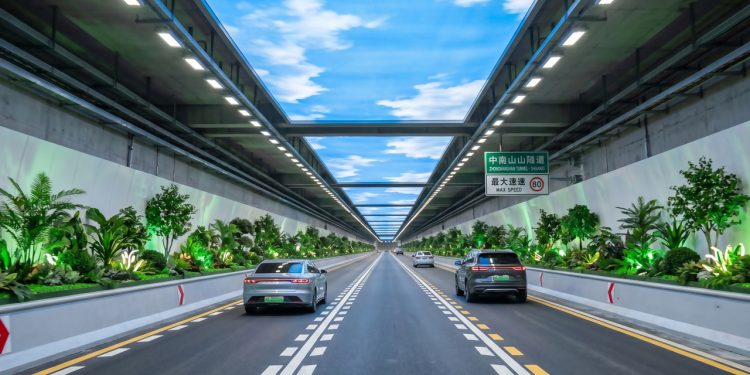 A psicologia viária por trás do gigantesco túnel de 18 quilômetros equipado com nuvens artificiais brilhantes e plantas falsas para manipular o cérebro
