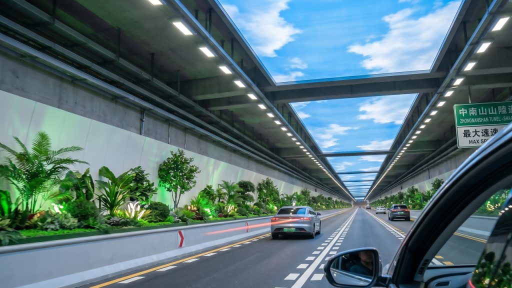 A psicologia viária por trás do gigantesco túnel de 18 quilômetros equipado com nuvens artificiais brilhantes e plantas falsas para manipular o cérebro