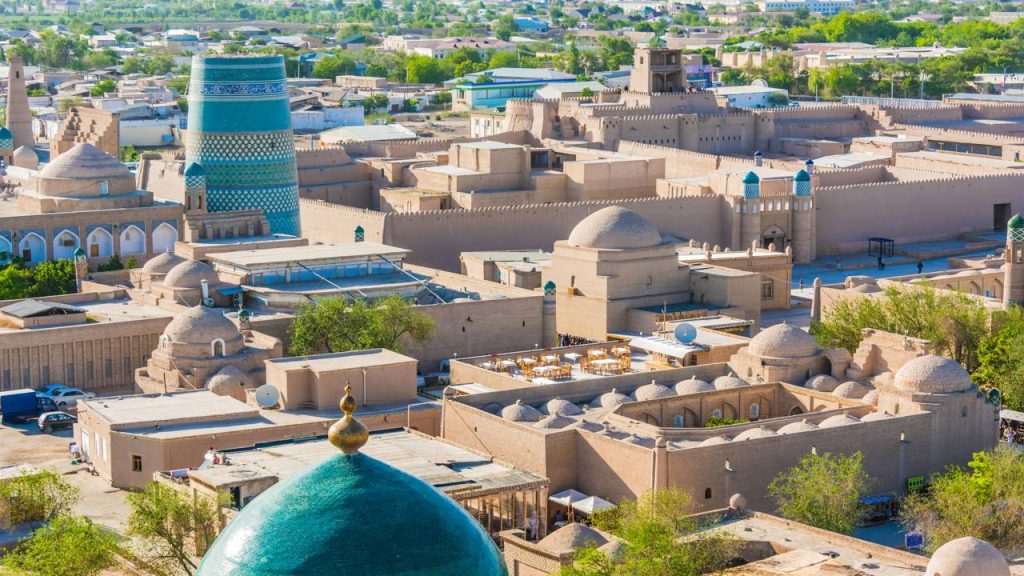 Cidade-museu com mais de 2.500 anos, Khiva preserva no Uzbequistão o complexo de Itchan Kala, oferecendo a imersão mais autêntica na história da Rota da Seda