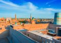 Cidade-museu com mais de 2.500 anos, Khiva preserva no Uzbequistão o complexo de Itchan Kala, oferecendo a imersão mais autêntica na história da Rota da Seda