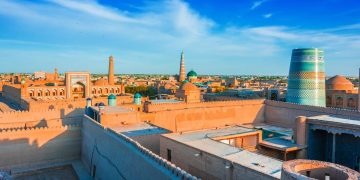 Cidade-museu com mais de 2.500 anos, Khiva preserva no Uzbequistão o complexo de Itchan Kala, oferecendo a imersão mais autêntica na história da Rota da Seda
