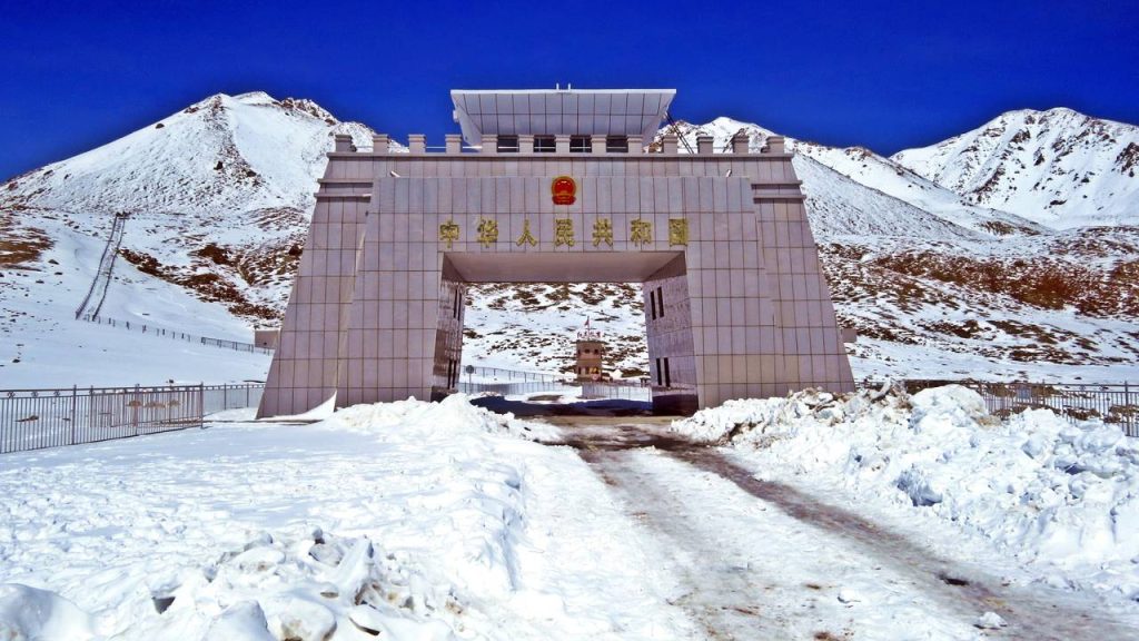 Com 4.693 metros de altitude, a passagem na fronteira da China com o Paquistão surge como a fronteira pavimentada mais alta de todo o planeta