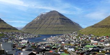 Situada entre montanhas, a cidade de Klaksvík nas Ilhas Faroé conecta suas ilhas por um túnel submarino de 6,2 km de extensão