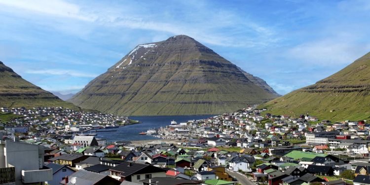 Situada entre montanhas, a cidade de Klaksvík nas Ilhas Faroé conecta suas ilhas por um túnel submarino de 6,2 km de extensão