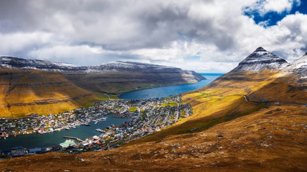 Situada entre montanhas, a cidade de Klaksvík nas Ilhas Faroé conecta suas ilhas por um túnel submarino de 6,2 km de extensão