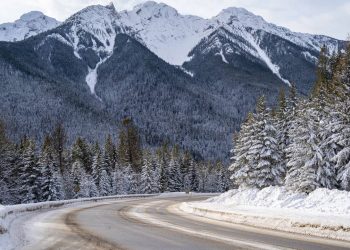 Com 106 km de extensão pelas Montanhas Rochosas, a rodovia canadense surge como uma rota cênica vital que atravessa geleiras e vales profundos