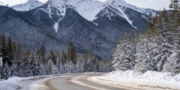 Com 106 km de extensão pelas Montanhas Rochosas, a rodovia canadense surge como uma rota cênica vital que atravessa geleiras e vales profundos