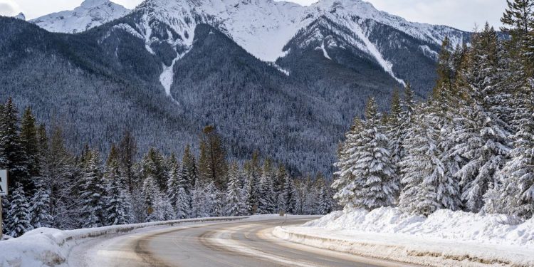 Com 106 km de extensão pelas Montanhas Rochosas, a rodovia canadense surge como uma rota cênica vital que atravessa geleiras e vales profundos