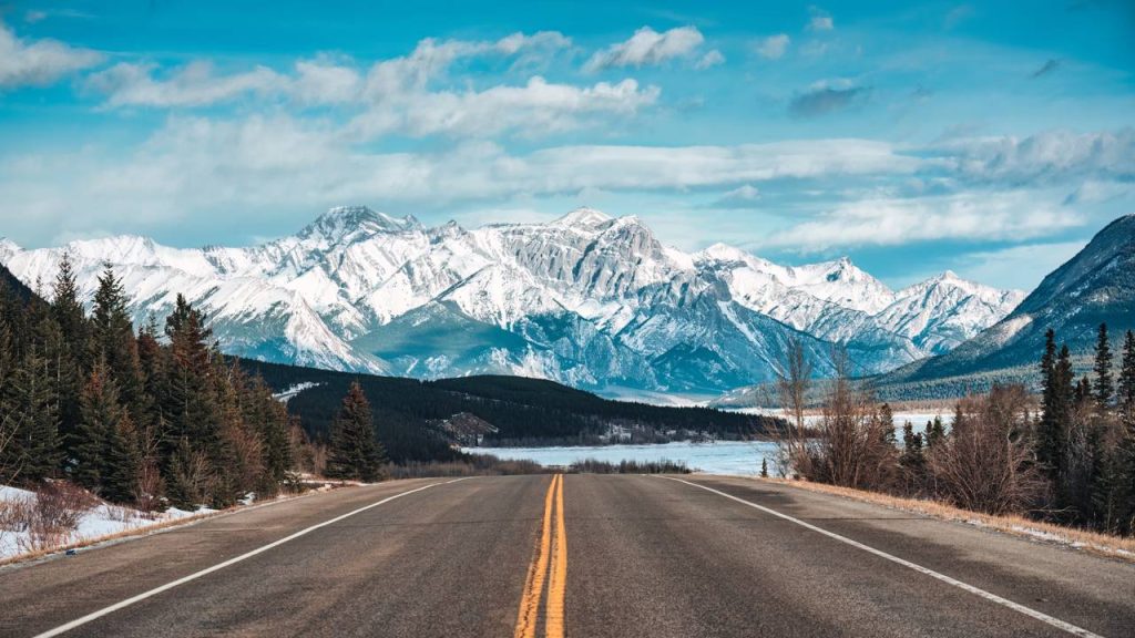 Com 106 km de extensão pelas Montanhas Rochosas, a rodovia canadense surge como uma rota cênica vital que atravessa geleiras e vales profundos