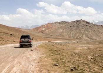 Com 4.280 metros de altitude, a rota que une o Tajiquistão ao Quirguistão surge como o trajeto mais árido e isolado da Ásia Central