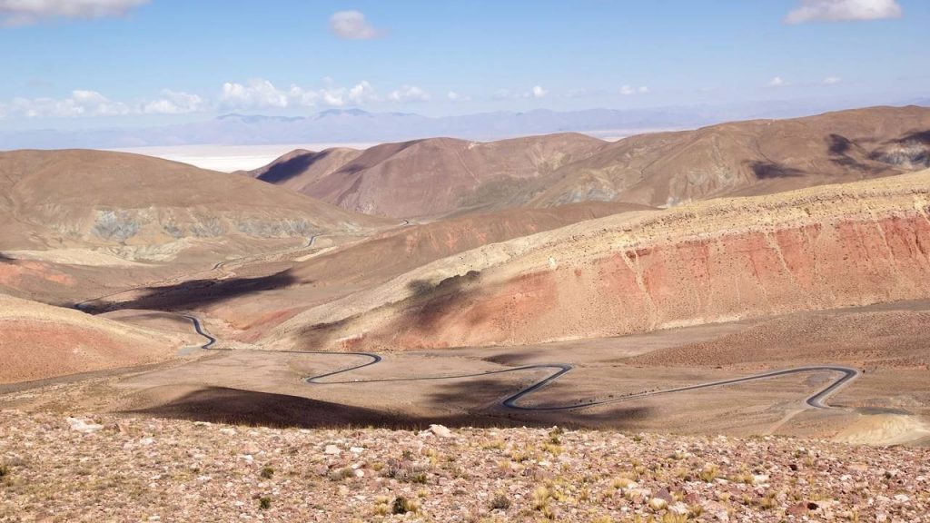 A estrada argentina serpenteia os Andes a 4.170 metros de altitude; com suas curvas fechadas, o Lipán desafia a habilidade de motoristas