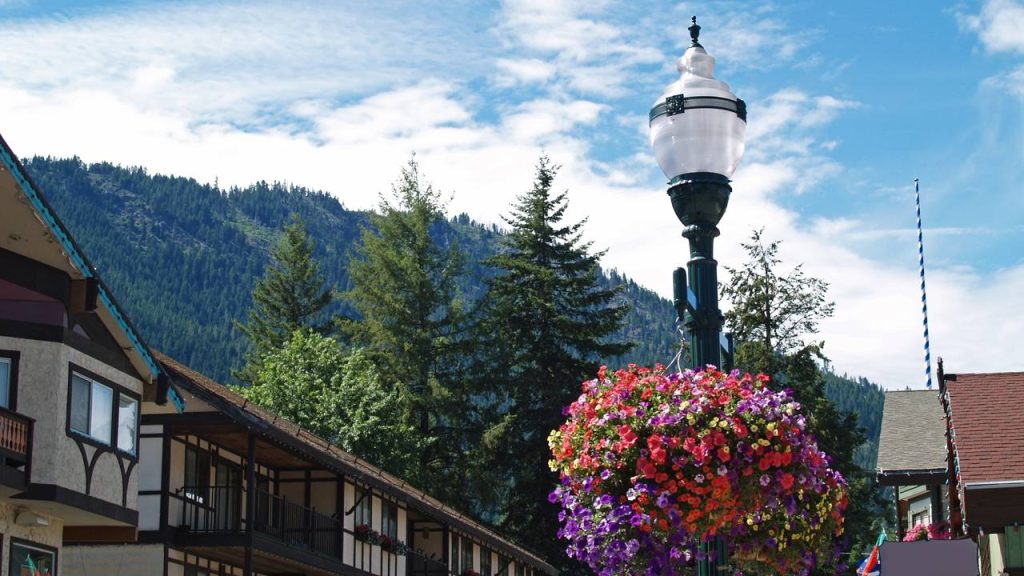 Com arquitetura bávara e cercada por picos alpinos, a cidade americana de Leavenworth surge como o maior refúgio europeu no estado de Washington