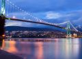 A monumental ponte pênsil de 1.823 metros de extensão inaugurada em 1938 que conecta o norte de Vancouver ao icônico Stanley Park