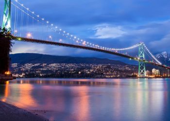 A monumental ponte pênsil de 1.823 metros de extensão inaugurada em 1938 que conecta o norte de Vancouver ao icônico Stanley Park