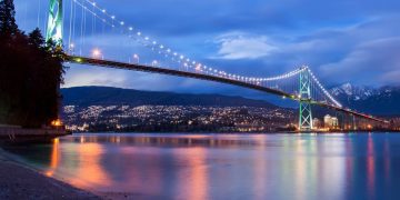 A monumental ponte pênsil de 1.823 metros de extensão inaugurada em 1938 que conecta o norte de Vancouver ao icônico Stanley Park