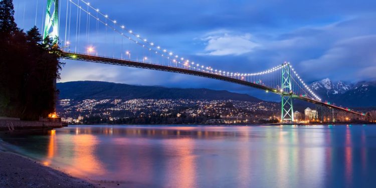 A monumental ponte pênsil de 1.823 metros de extensão inaugurada em 1938 que conecta o norte de Vancouver ao icônico Stanley Park