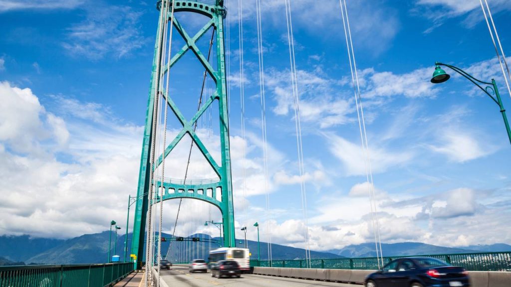 A monumental ponte pênsil de 1.823 metros de extensão inaugurada em 1938 que conecta o norte de Vancouver ao icônico Stanley Park