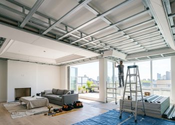 Quanto um gesseiro cobra para rebaixar o teto da sala em 2026, e quando a iluminação embutida vira o maior gasto