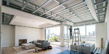 Quanto um gesseiro cobra para rebaixar o teto da sala em 2026, e quando a iluminação embutida vira o maior gasto