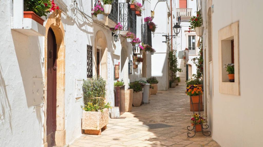 A cidade italiana situada a 410 metros de altitude é famosa pelo seu traçado circular e casas brancas, sendo o destino ideal para amantes de vinho