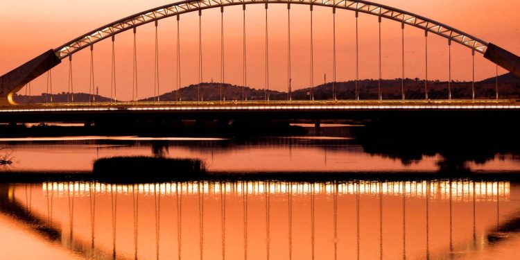 A ponte Lusitania na Espanha possui 465 metros de extensão; com um vão de 190 metros, ela é o símbolo moderno da histórica Mérida