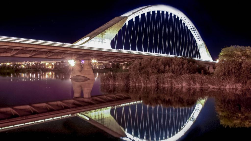 A ponte Lusitania na Espanha possui 465 metros de extensão; com um vão de 190 metros, ela é o símbolo moderno da histórica Mérida