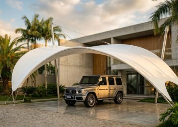 Nem vidro temperado pesado, nem policarbonato que amarela com o tempo: a arquitetura têxtil de lona tensionada que cria áreas de sombra de luxo