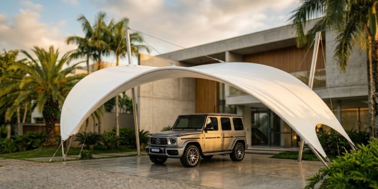 Nem vidro temperado pesado, nem policarbonato que amarela com o tempo: a arquitetura têxtil de lona tensionada que cria áreas de sombra de luxo
