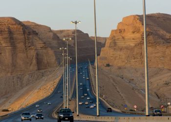 Estrada na Arábia Saudita com 450 km de extensão, a Makkah Road liga o deserto ao mar e é um marco de infraestrutura regional