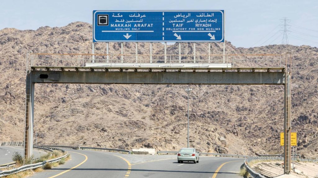 Estrada na Arábia Saudita com 450 km de extensão, a Makkah Road liga o deserto ao mar e é um marco de infraestrutura regional