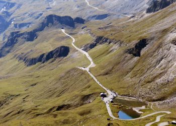 Com 2.047 metros de altitude e 15% de inclinação, a estrada alpina italiana desafia a física em um trajeto de pura adrenalina