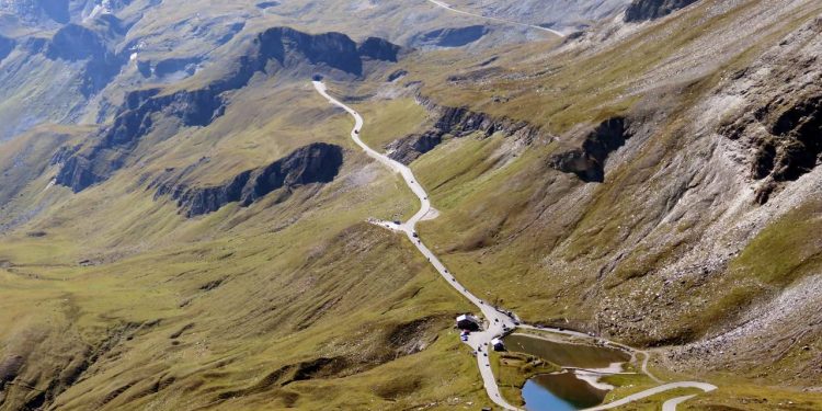 Com 2.047 metros de altitude e 15% de inclinação, a estrada alpina italiana desafia a física em um trajeto de pura adrenalina