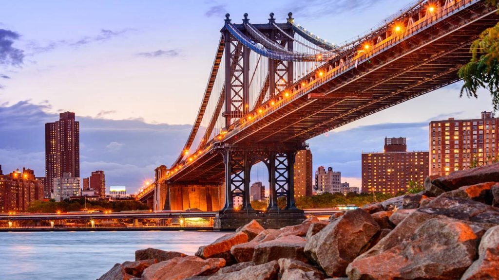 A majestosa estrutura suspensa de aço de 2.089 metros de extensão que cruza o Rio East e moldou o horizonte mais famoso de Nova York