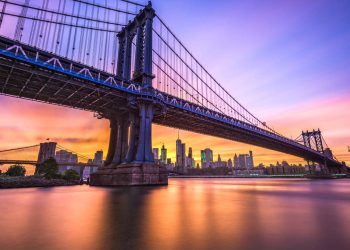 A majestosa estrutura suspensa de aço de 2.089 metros de extensão que cruza o Rio East e moldou o horizonte mais famoso de Nova York