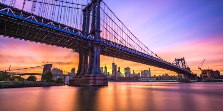 A majestosa estrutura suspensa de aço de 2.089 metros de extensão que cruza o Rio East e moldou o horizonte mais famoso de Nova York
