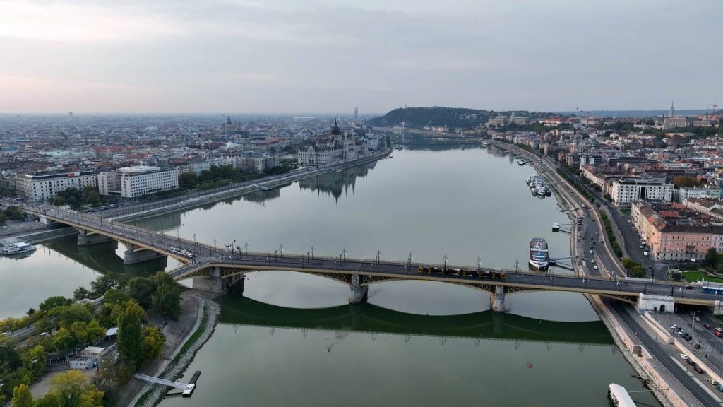 Com seu design em ângulo único e 637 metros de extensão, a ponte de 1876 virou o elo mais charmoso sobre o Rio Danúbio em Budapeste