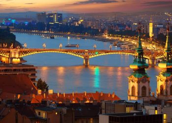 Com seu design em ângulo único e 637 metros de extensão, a ponte de 1876 virou o elo mais charmoso sobre o Rio Danúbio em Budapeste