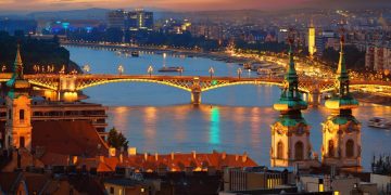Com seu design em ângulo único e 637 metros de extensão, a ponte de 1876 virou o elo mais charmoso sobre o Rio Danúbio em Budapeste