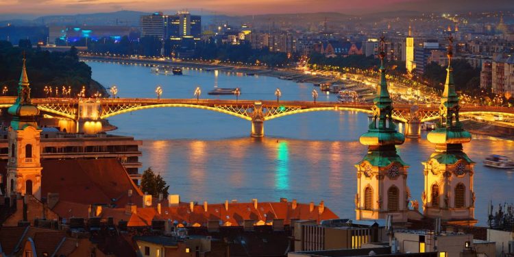 Com seu design em ângulo único e 637 metros de extensão, a ponte de 1876 virou o elo mais charmoso sobre o Rio Danúbio em Budapeste