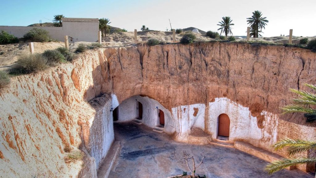 Com casas escavadas a 7 metros de profundidade, a vila dos trogloditas surge como o cenário real de Tatooine e refúgio subterrâneo