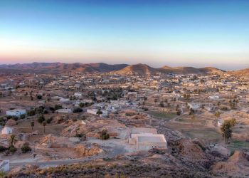 Com casas escavadas a 7 metros de profundidade, a vila dos trogloditas surge como o cenário real de Tatooine e refúgio subterrâneo