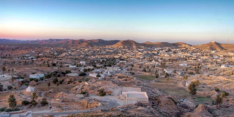 Com casas escavadas a 7 metros de profundidade, a vila dos trogloditas surge como o cenário real de Tatooine e refúgio subterrâneo