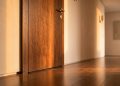 Diga adeus às correntes de ar e ao som da rua invadindo o quarto: a porta acústica com guilhotina retrátil que sela a base automaticamente ao fechar