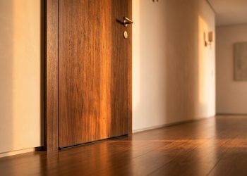 Diga adeus às correntes de ar e ao som da rua invadindo o quarto: a porta acústica com guilhotina retrátil que sela a base automaticamente ao fechar