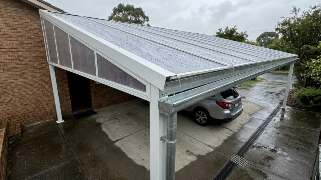 Quanto um serralheiro cobra para fabricar uma cobertura metálica com policarbonato para garagem em 2026?