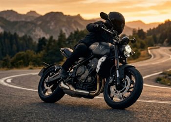 A Triumph de 660 cc usa motor de 3 cilindros para entregar som, tecnologia e sensação premium em tamanho médio