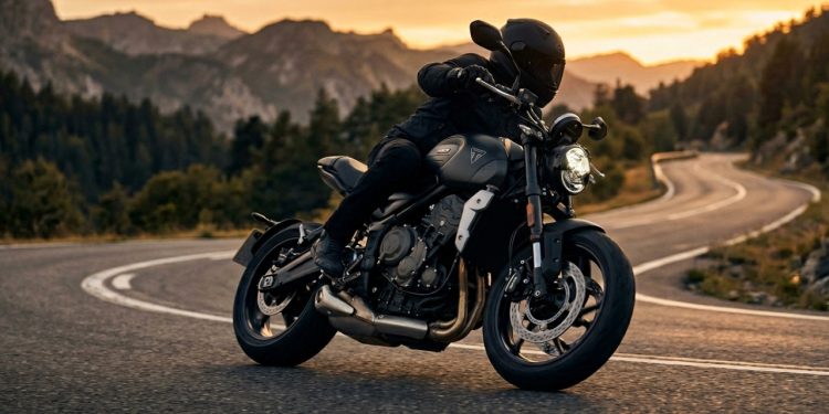 A Triumph de 660 cc usa motor de 3 cilindros para entregar som, tecnologia e sensação premium em tamanho médio