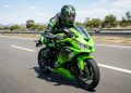 A máquina japonesa de quatro cilindros que gira até 15.000 RPM e traz a emoção das pistas para as ruas por um preço competitivo